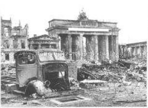 Das Brandenburger Tor im März 1945