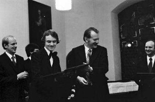 Freiburg: Kaufhaussaal, Preisverleihungen, Prof. Engler an Werner Kuhns