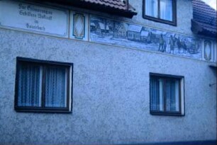 Wandmalerei an einem Wohnhaus in Erinnerung an Schillers Ankunft im Ort