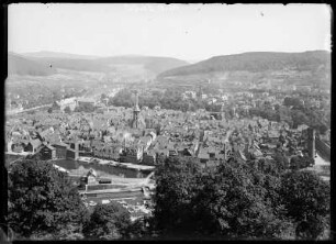 Hannoversch Münden. Blick über die Fulda Richtung Schloss und Werra mit Brücke stromaufwärts. Vorn im Bild eine Bleichwiese