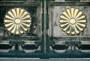 Japan. Das kaiserliche Symbol – die 16-blättrige Chrysantheme – am Eingang des Tempels // Symbol of the Emperor - chrysanthemum with 16 eaves - at the temple entrance
