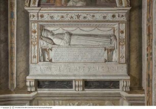 Grabmal des Giovanni Basso della Rovere (+1483), Liegefigur des Verstorbenen mit Inschrifttafel