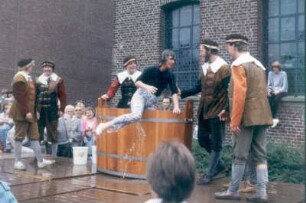 Geldern. Straßenfest. Gautschen von Druckergesellen