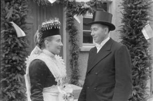 Sorbische katholische Hochzeit in Cölln. Das Brautpaar. : Serbski katolski kwas w Chelnje. Kwasny por.