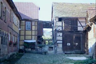 die dem Dorf östlich vorgelagerte Mühle, stillgelegt seit langem, starker Verfall, links Wohnhaus