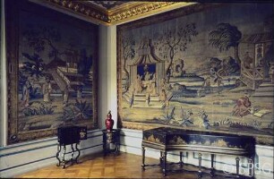 Berlin, Schloss Charlottenburg, Japanische Kammer, R. 86, Blick auf Cembalo und Gobelins.