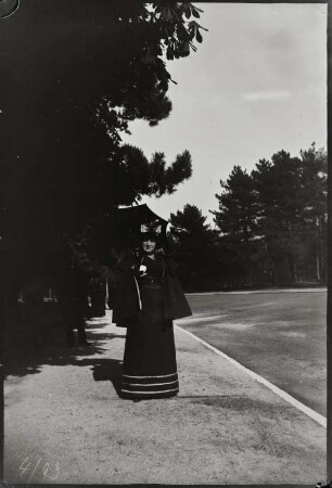 Louise Mayer im Bois de Boulogne
