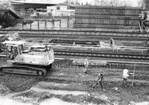 Neubau der Brücke Brückenstraße: im Vordergrund Bahngleise der Strecke Hamburg - Lübeck: dahinter Baustoffhandel