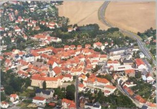 Dippoldiswalde. Stadtzentrum mit Marien- und Laurentiuskirche (Stadtkirche) und Altenberger Straße/Dresdner Straße (B 170). Luftbild-Schrägaufnahme von Südwest