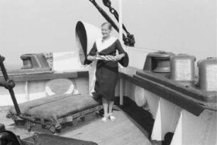 Bordleben. Junge Dame an Deck eines Passagierschiffes