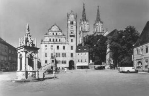 Oschatz. Neumarkt. Nordwest-Ecke mit Marktbrunnen (1588/1589, um 1930/1935; G. Richter, W. Hempel), Rathaus (1536/1546, 1842; B. Kramer, G. Semper), Nr. 1, Wohnhaus (ehem. Ratsapotheke), Nr. 2, Stadtkirche St. Ägidien (1443/1464 und 1846/1849; C. A. v. Heideloff), Alter Wache (1623/1625), Sporerstraße 1 und "Gasthaus zum Schwan", Sporerstraße 2