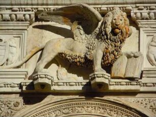 Venedig - Markuslöwe im Dogenpalast : Geflügelter steinerner Löwe im Innenhof des Dogenpalastes. Aufgenommen am 23. Februar 2012 in Venedig