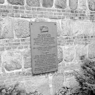 Friedenskirche: südliche Außenmauer mit Gedenkplatte für den dänischen Oberst Bonniche Bonnichsen