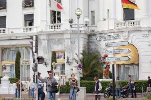 Nizza - Passanten vor dem Hotel : Passanten vor dem Luxus-Hotel Negresco an der Promenade des Anglais in Nizza. 2006