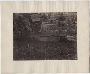 Skulpturen und reliefierte Steine am Ostfuß des Mound 7.