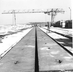 Gersdorf. VEB (B) Betonwerke Chemnitztal, Betriebsteil Betonwerke Gersdorf. Werksgelände. Lagerplatz mit fertigen Bauelementen und Produktionsstätte für Großbauteile. Blick gegen Brückenkran