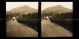 Wandergruppe auf dem Kammweg mit Blick zur Schneekoppe, Riesengebirge