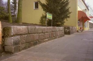Alter Friedhof: Zugang in Bahnhofstraße: Begrenzungsmauer: mit Hinweisschild Kriegsgräberstätte