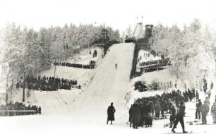 Osterzgebirge. Sachsenschanze am Geisingberg. Skispringen während der Deutschen Skimeisterschaften. Ansicht über den Auslauf