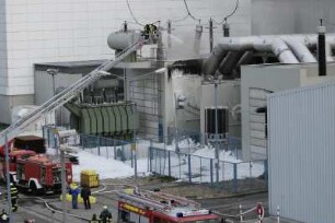 Meldepflichtiges Ereignis im Kernkraftwerk Krümmel am 28. Juni 2007: Rauch über dem Kernkraftwerk Krümmel bei Hamburg. Der Brand eines Trafo-Gebäudes auf dem Gelände des AKW verursachte eine Abschaltung. Das Kernkraftwerk Krümmel liegt etwa 30 Kilometer südöstlich von Hamburg an der Elbe im Ortsteil Krümmel der Stadt Geesthacht in Schleswig-Holstein. Über die Trafostation, in der der Brand ausgebrochen war, wird der Atomstrom in das Stromnetz eingespeist