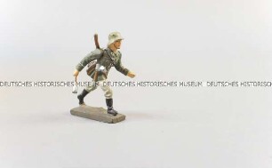 Massefigur: Sturmsoldat mit Handgranate und Spaten