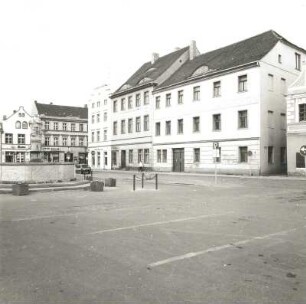 Cottbus. Wohnhäuser, Altmarkt 19/21, Straßenansicht mit Marktbrunnen von Nordost