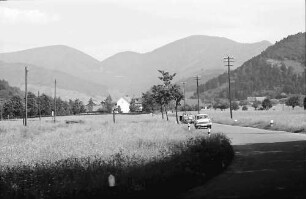 Staufen: Münstertalstraße mit Blick zum Belchen bei Staufen