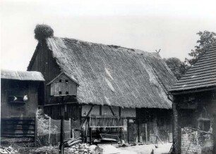 Wirtschaftsgebäude in Kolkwitz : Bauwesen - Wirtschaftsgebäude und Gehöfte. Ort: Gołkojce / Kolkwitz. Schulstraße Haus Nr. 2, Gebohlte Fachwerkscheune mit Strohdach und Storchennest.