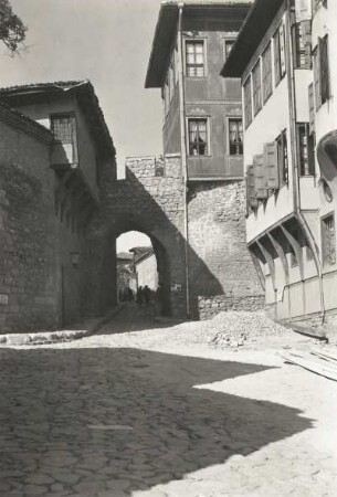 Plovdiv. Altstadt. Chissar kapija, das östliche Tor des römischen Trimontiums mit Rückseite des Ethnographischen Museums