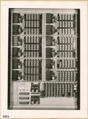 Fernsteuerung poln.Staatsbahn, Schrank geöffnet, Abb. 1; Foto 1953