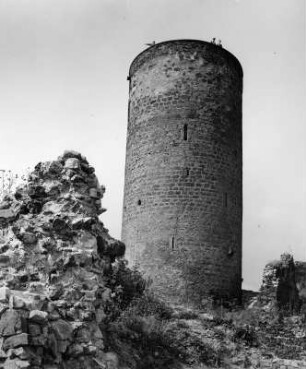 Nürburg. Ruine der Nürburg (vor 1166). Bergfried