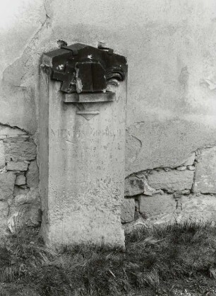 Dohna-Röhrsdorf. Kirchhof. Grabstein für Pfarrer Magister Elias Zenker (1. H. 19. Jh.)