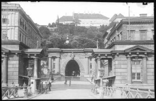 Budapest. Tunnel (1857), Ost-Portal : Budapest. Burgberg-Tunnel (1853-1857; Adam Clark) mit Donautor, östliches Tunnelportal (nach 1858; Ferenc Reitter). Vorn Zollhäuser