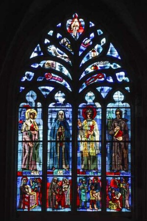 Frankreich. Bretagne. Cotes d Armor. Dinan. Basilique Saint Sauveur. Richtung Hauptaltar. Kirchenfenster