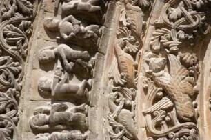 Frankreich. Poitou Charentes. Maritime. Saintes. Abbaye aux Dames. Turm der Abteikirche. Torbogen Portal