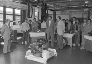 Spende eines Vier-Zylinder-Motors durch die Firma Schoemperlen & Gast an die Carl-Benz-Schule