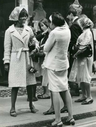 London. Straßenszene. Zwei Frauen fotografieren sich