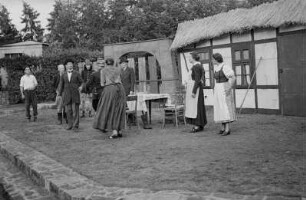 Szenenbilder aus der Komödie "Wenn der Hahn kräht" von August Hinrichs auf der Freilichttribüne Rehberge in Berlin