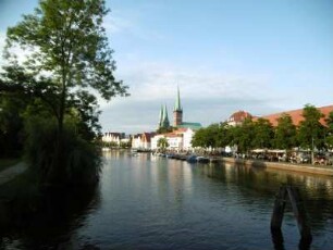 Lübeck: Blick auf die Altstadt entlang der Trave