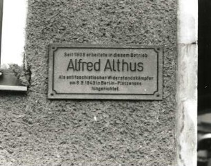 Gedenktafel für Alfred Althus, ehemaliger Betriebsangehöriger und Widerstandskämpfer, am Verwaltungs- und Produktionsgebäude der Regler und Schaltgeräte Dresden GmbH (vormals Nähmaschinenfabrik Clemens Müller). Dresden-Neustadt, Großenhainer Straße 1