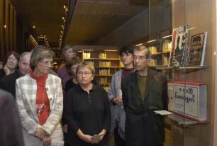 Ausstellungsbesucher vor einer Vitrine