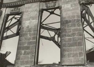 Dresden-Südvorstadt, Nürnberger Straße/Hohe Straße. Ruine der Zionskirche (1908-1912, R. Schilling, J. W. Gräbner; zerstört 1945), als Lapidarium genutzt. Südwand