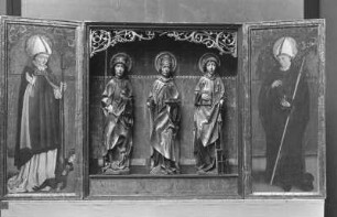 Flügelaltar, im Schrein Schnitzfiguren der heiligen Martin, Fabian und Laurentius; auf den bemalten Flügeln Valentin und Benedikt