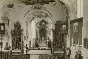 Mittenwald. Pfarrkirche Sankt Peter und Paul : Mittenwald. Pfarrkirche Sankt Peter und Paul. Innenansicht. Blick zum Altar