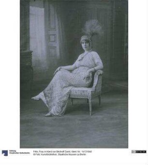 Frau in Kleid von Béchoff David
