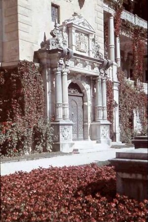 Sinaia: Schloss Peles, Portal, Vordergrund rote Blumen