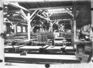 Blick in eine Werkhalle eines Flugzeugwerkes. Fotografie (Nr. 34), um 1910/1914); an eine Wand gepinnt