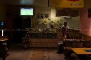 Zwei Männer schauen in einem Imbiss das Endspiel der Fußball-WM (Prämiertes Foto Sonderthema: Fußball-Fieber)