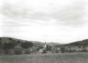 Neudek (Nejdek), Tschechien. Ortsansicht mit Kirche. Blick das Rohlau- (Rolava-) Tal abwärts nach Süden in das Egertal