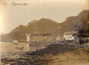 Digermulen auf Hinnöy/Lofoten. Strand in einer Bucht des Vest-Fjords mit Speicherhaus und Landungsbrücke (mit Einheimischen und Touristen)